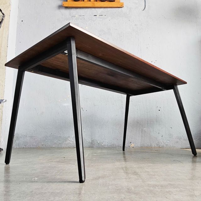 Bàn làm việc 160x80cm gỗ cao su hệ Đa Giác HDG020