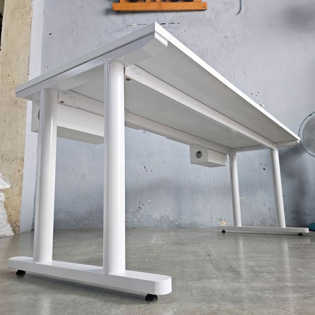 Bàn làm việc có hộp điện 180x70cm gỗ tràm hệ TIO HBTO035