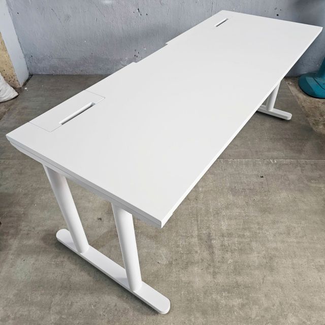 Bàn làm việc có hộp điện 180x70cm gỗ tràm hệ TIO HBTO035