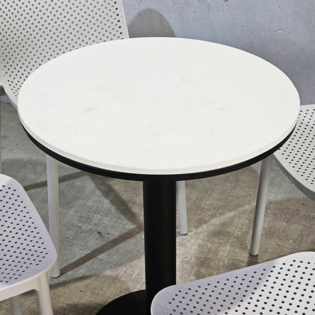 Combo bàn cafe tròn mặt đá và 4 ghế nhựa CBCF344