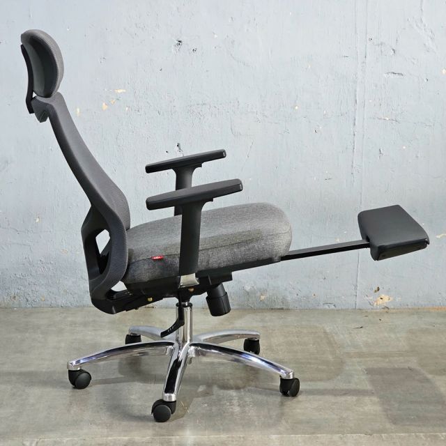 Ghế xoay văn phòng lưng lưới có gác chân HOM1106-D02