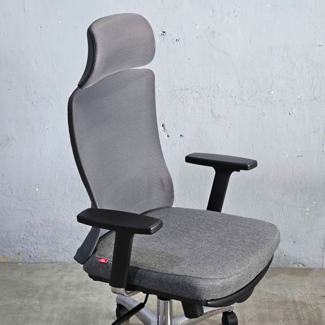 Ghế xoay văn phòng lưng lưới có gác chân HOM1106-D02