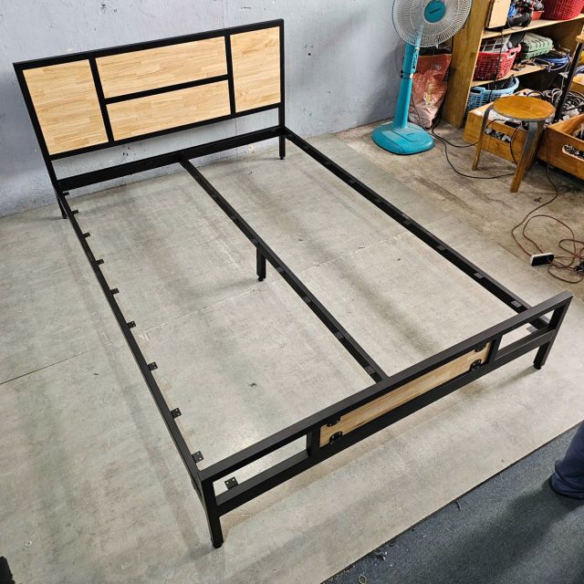Giường ngủ lắp ráp 140x200cm gỗ cao su GN68052