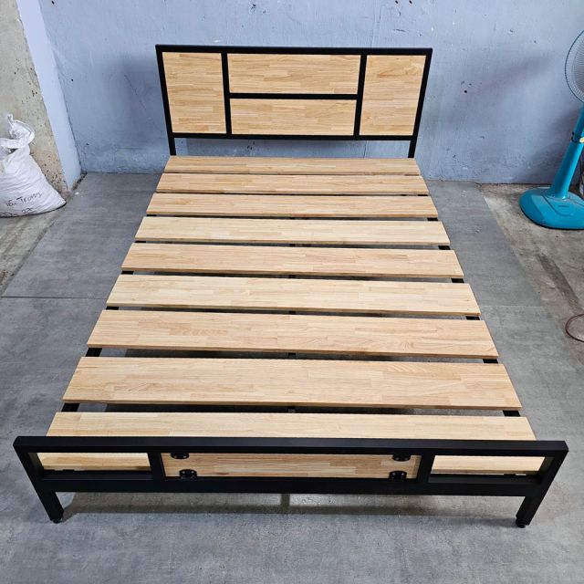 Giường ngủ lắp ráp 140x200cm gỗ cao su GN68052