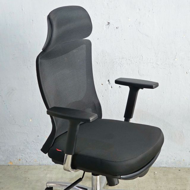 Ghế xoay văn phòng lưng lưới có gác chân HOM1106-D02