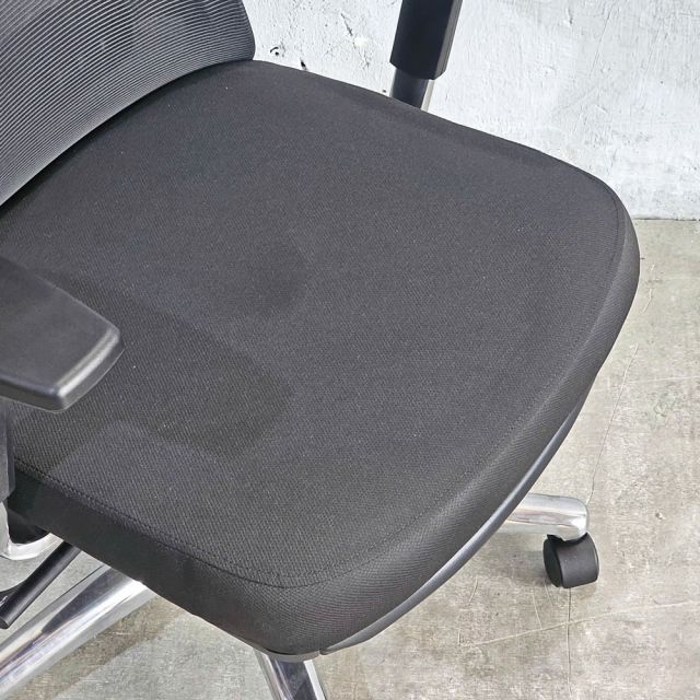 Ghế xoay văn phòng lưng lưới có gác chân HOM1106-D02
