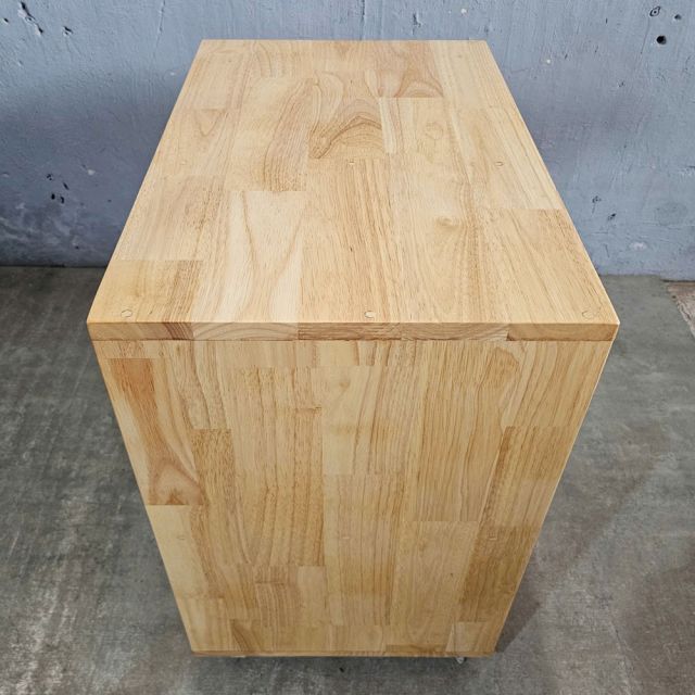 Tủ hồ sơ cá nhân gỗ tự nhiên bánh xe có khoá TCN68024