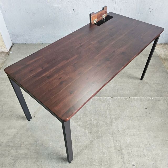 Bàn làm việc có hộp điện 140x70cm gỗ tràm HBRT116