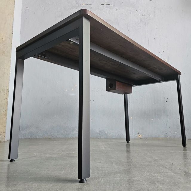 Bàn làm việc có hộp điện 140x70cm gỗ tràm HBRT116