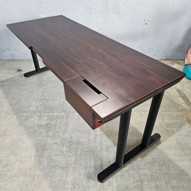 Bàn có hộp điện 180x70cm gỗ tràm chân sắt hệ TIO HBTO040 Bàn có hộp điện 180x70cm gỗ tràm chân sắt hệ TIO HBTO040
