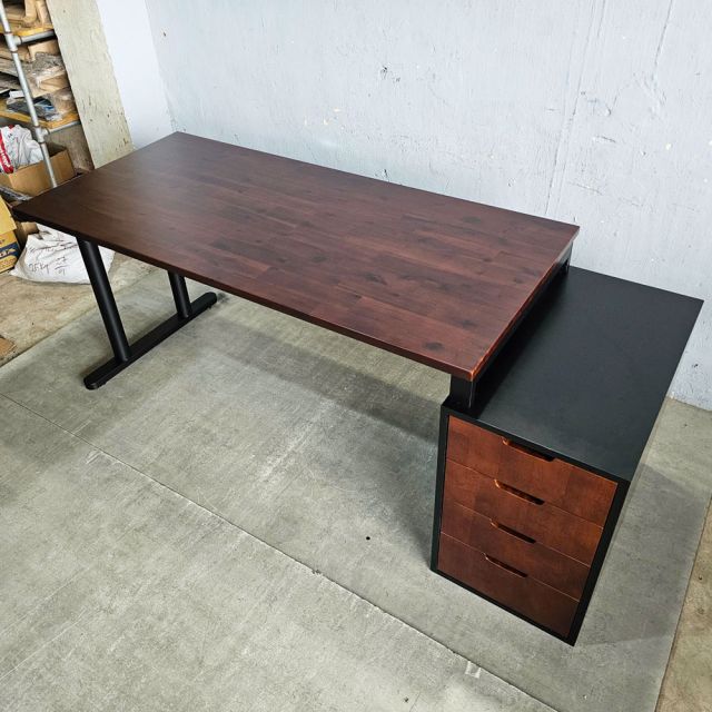 Bàn làm việc gác tủ 180x70cm gỗ tự nhiên hệ TIO HBTO038