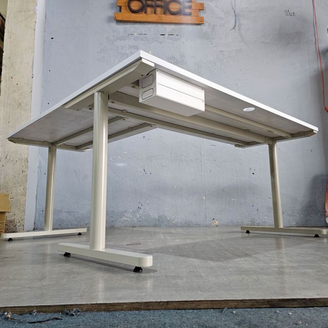Bàn góc L có hộp điện 160x160cm gỗ tràm hệ TIO HBTO045