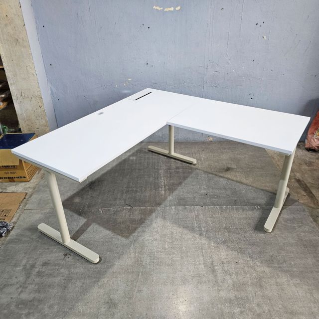 Bàn góc L có hộp điện 160x160cm gỗ tràm hệ TIO HBTO045