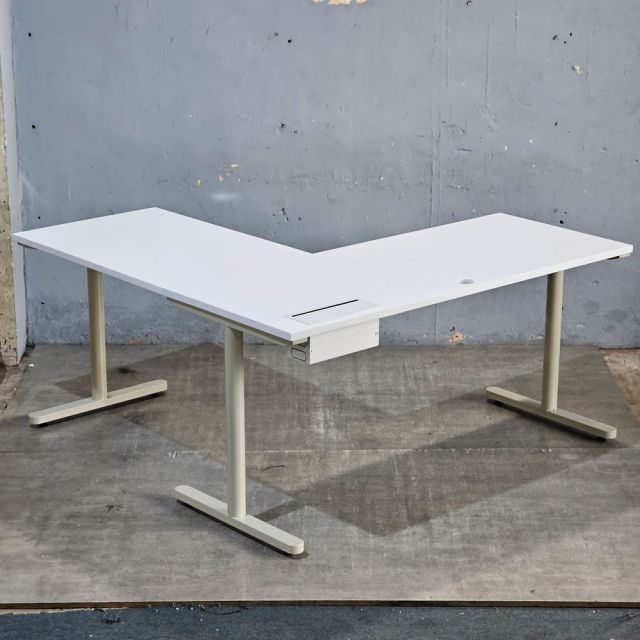 Bàn góc L có hộp điện 160x160cm gỗ tràm hệ TIO HBTO045
