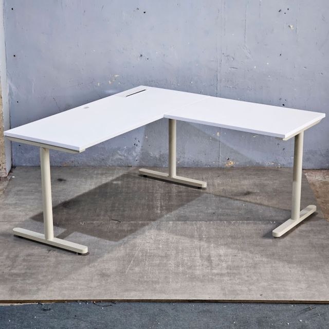 Bàn góc L có hộp điện 160x160cm gỗ tràm hệ TIO HBTO045