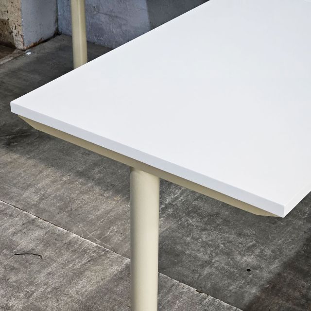 Bàn góc L có hộp điện 160x160cm gỗ tràm hệ TIO HBTO045