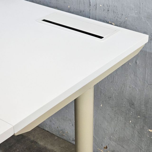 Bàn góc L có hộp điện 160x160cm gỗ tràm hệ TIO HBTO045