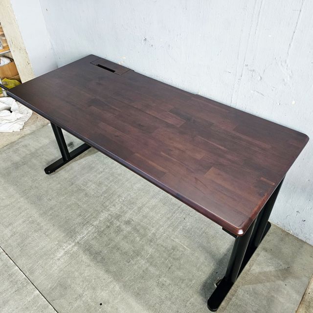 Bàn làm việc có hộp điện 160x70cm gỗ tràm hệ TIO HBTO043 Bàn làm việc có hộp điện 160x70cm gỗ tràm hệ TIO HBTO043