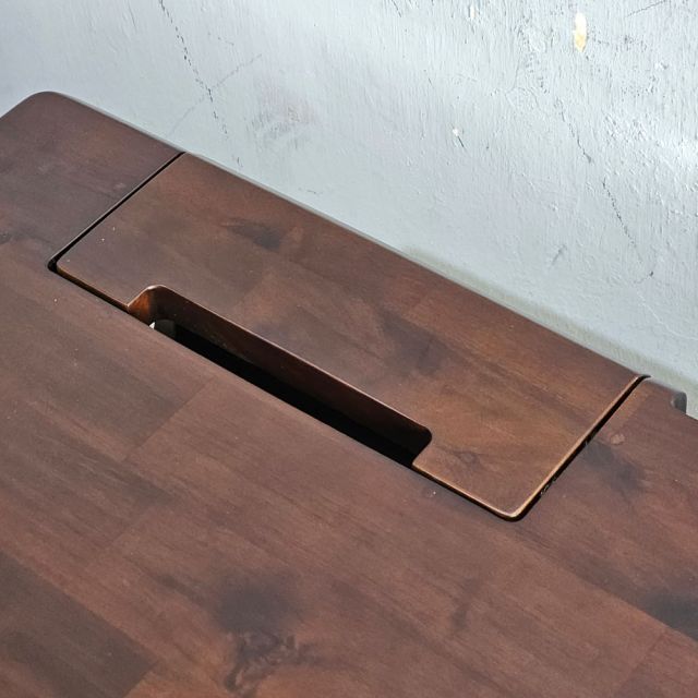 Bàn làm việc có hộp điện 160x70cm gỗ tràm hệ TIO HBTO043 Bàn làm việc có hộp điện 160x70cm gỗ tràm hệ TIO HBTO043