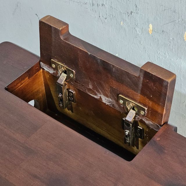 Bàn làm việc có hộp điện 160x70cm gỗ tràm hệ TIO HBTO043 Bàn làm việc có hộp điện 160x70cm gỗ tràm hệ TIO HBTO043