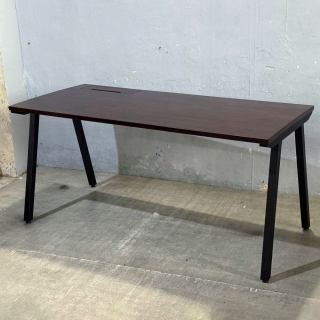 Bàn làm việc có hộp điện 160x70cm gỗ tràm hệ PLY HBPL029