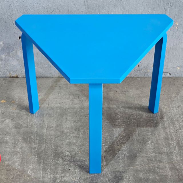 Bàn mầm non hình thang mini ngồi bệt KGD015