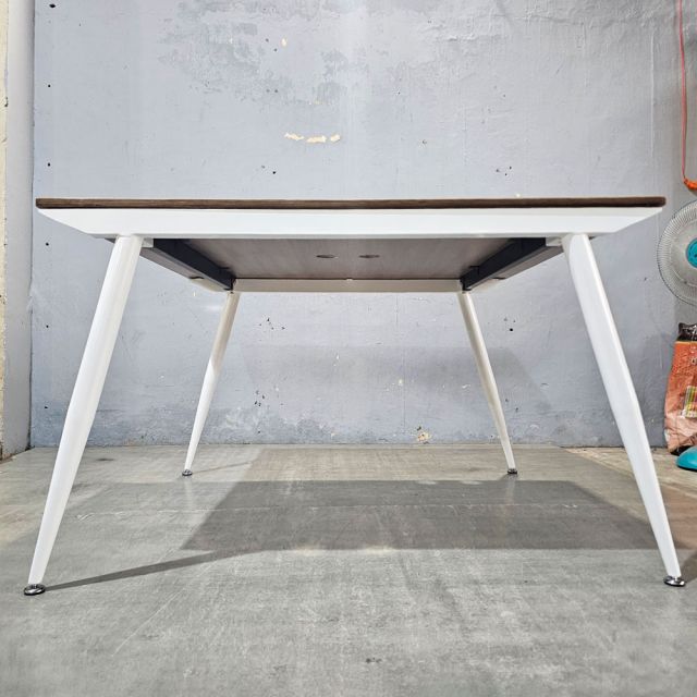 Bàn cụm 2 người 120x120cm gỗ Plywood chân sắt hệ CONE HBCO026 Bàn cụm 2 người 120x120cm gỗ Plywood chân sắt hệ CONE HBCO026