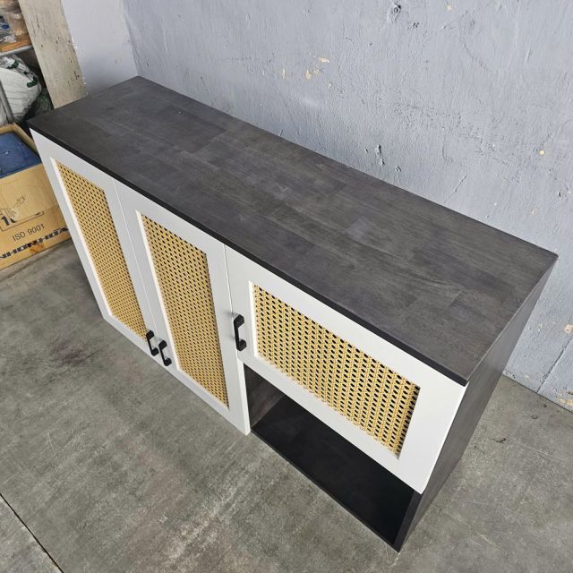 Tủ bếp trên 1m2 gỗ cao su cửa lưới TBT68006