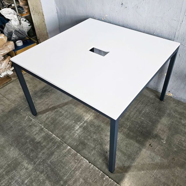 Bàn cụm 2 120x120cm hệ UConcept chân sắt lắp ráp HBUC013