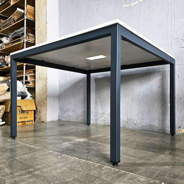 Bàn cụm 2 120x120cm hệ UConcept chân sắt lắp ráp HBUC013