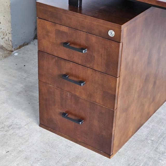 Bàn làm việc chân gác tủ 140x60cm gỗ cao su hệ Rectang HBRT093