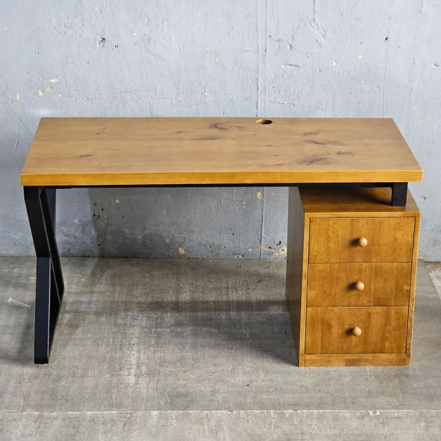 Bàn làm việc gác tủ 135x60cm gỗ tự nhiên HBXC057