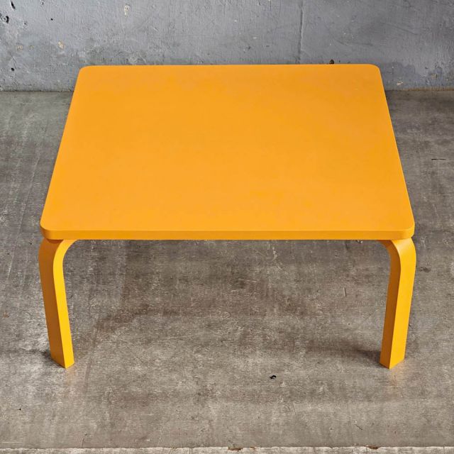 Bàn mầm non ngồi bệt mặt vuông gỗ cao su 60x60x28cm KGD014