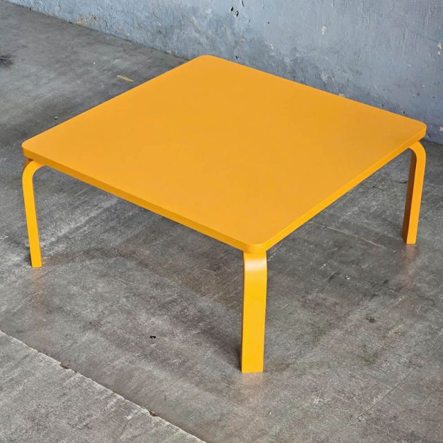 Bàn mầm non ngồi bệt mặt vuông gỗ cao su 60x60x28cm KGD014