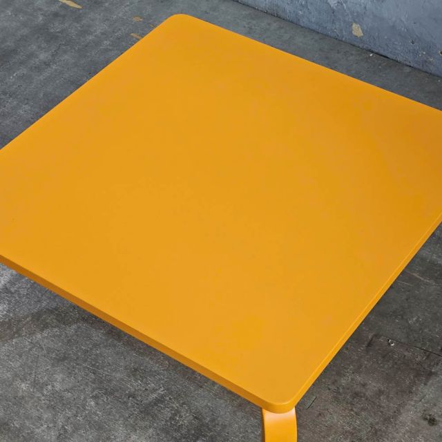 Bàn mầm non ngồi bệt mặt vuông gỗ cao su 60x60x28cm KGD014