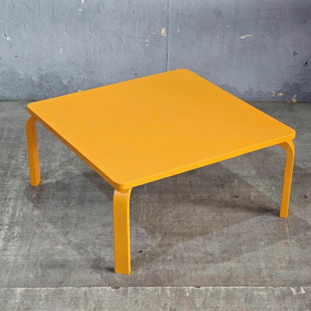 Bàn mầm non ngồi bệt mặt vuông gỗ cao su 60x60x28cm KGD014