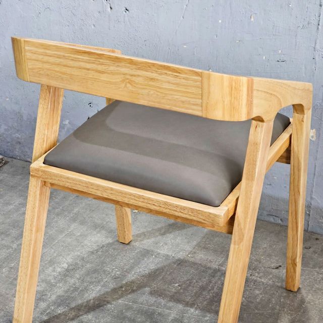Ghế Kantana nệm bọc da Si gỗ cao su GA68043
