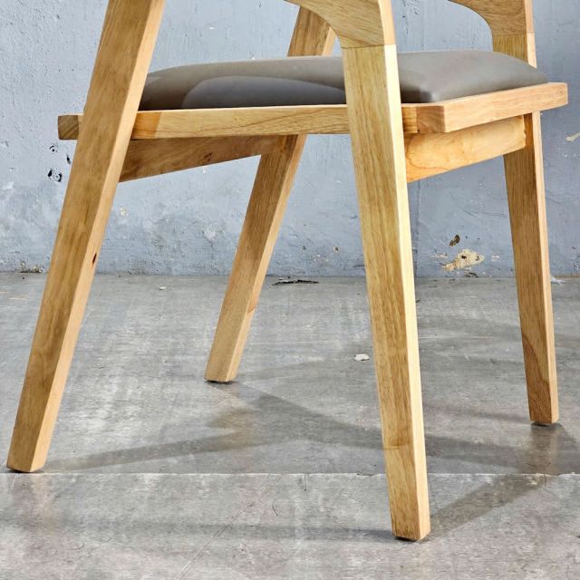 Ghế Kantana nệm bọc da Si gỗ cao su GA68043