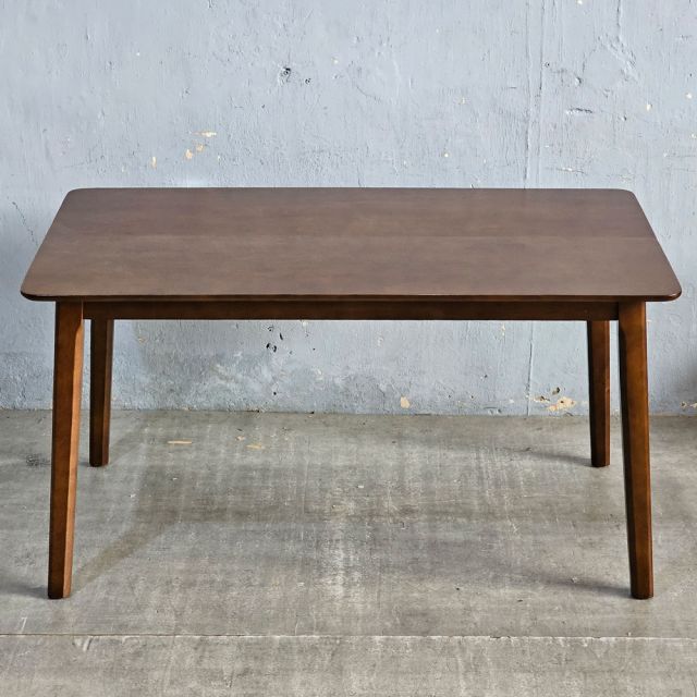 Bàn kích thước 140x80cm