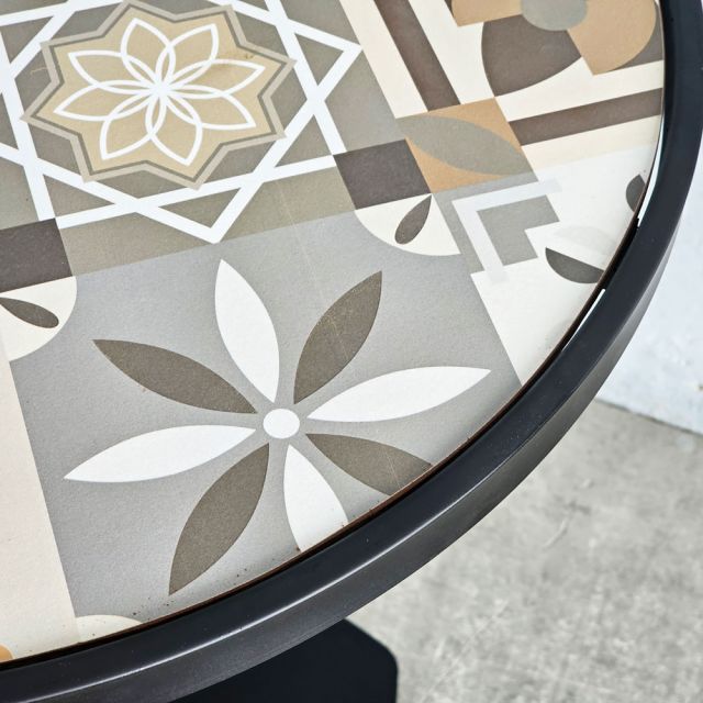 Bàn tròn mặt gạch chân sắt mâm đế vuông CFD68165