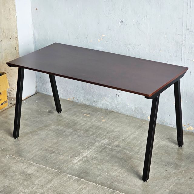 Bàn làm việc 140x70cm gỗ cao su hệ PLY HBPL031