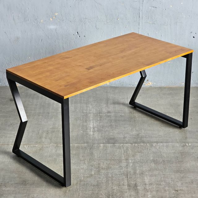 HBMC005 - Bàn làm việc 140x70 MConcept chân sắt lắp ráp