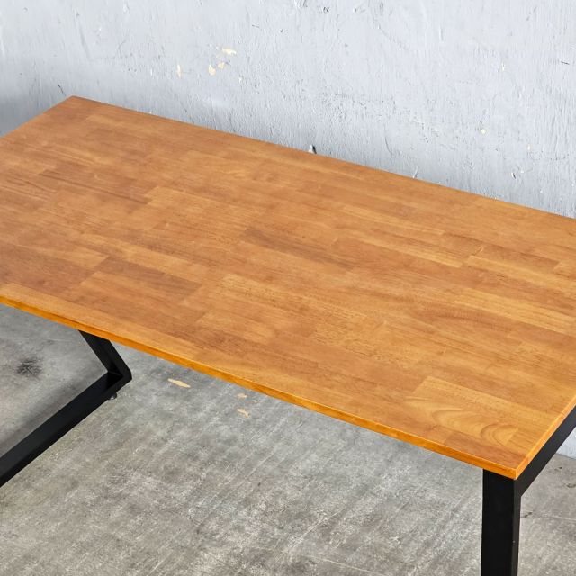 HBMC005 - Bàn làm việc 140x70 MConcept chân sắt lắp ráp