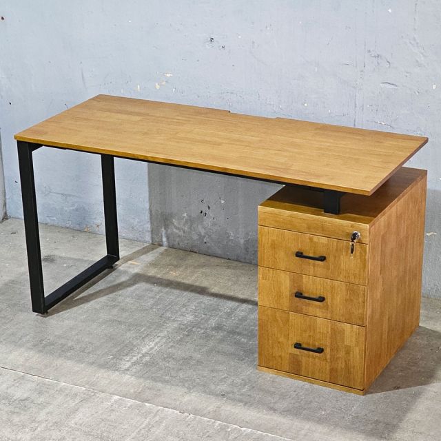 Bàn làm việc chân gác tủ 140x60cm gỗ cao su hệ Rectang HBRT093