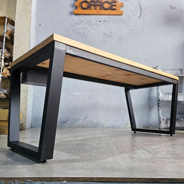 Bàn làm việc có hộp điện 180x80cm gỗ thông ZD030