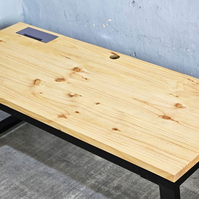 Bàn làm việc có hộp điện 180x80cm gỗ thông ZD030