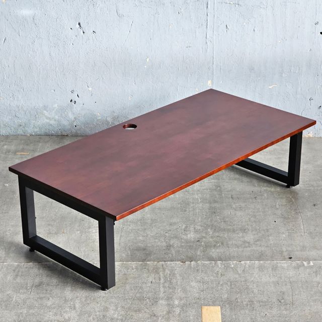 Mặt bàn màu gỗ nâu lau