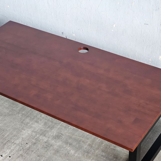 Mặt bàn màu gỗ nâu lau