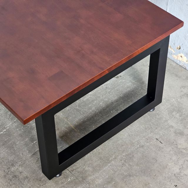 Mặt bàn màu gỗ nâu lau