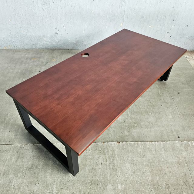 Mặt bàn màu gỗ nâu lau